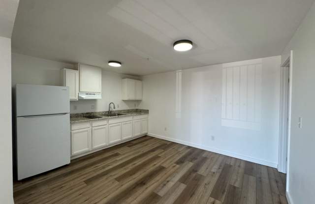 Nice 2 bed/1 bath apartment- all utilities included Gallery 1