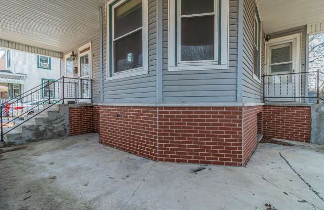 5 bedroom, 2 bath home, close to U of I, MTD lines, local shopping & dining!! - Available Now Gallery 4