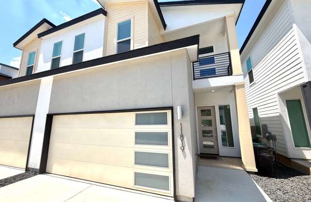 Luxury 3/2.5 Townhome Gallery 4
