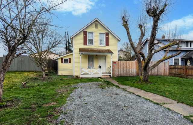 Charming 2 bed, 1 bath Home w/ New Paint  Flooring Throughout! - 3929 High Street, Everett, WA 98201