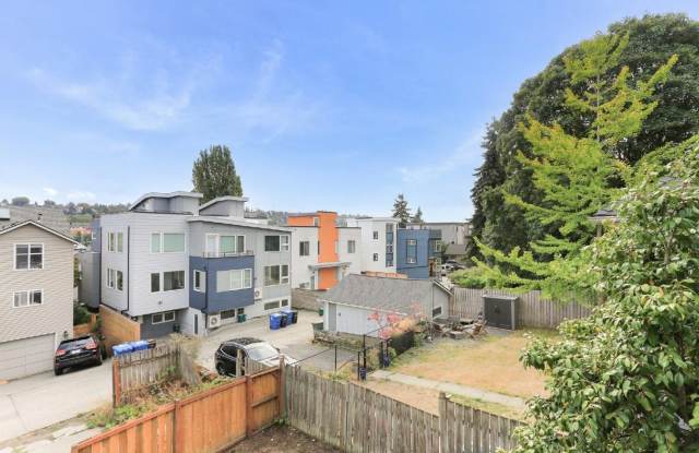 Magnificent Upper Unit in Duplex in/near Magnolia - **ASK ABOUT OUR MOVE IN SPECIAL** Gallery 2