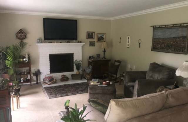 859 Ronda Mendoza Gallery 2