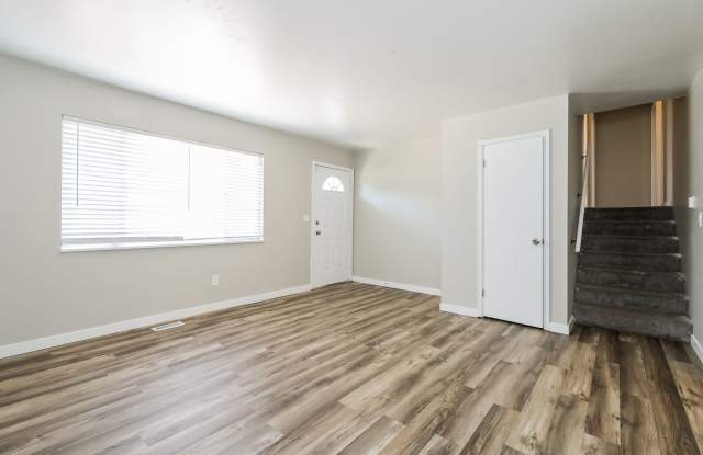 4 WEEKS FREE RENT & FREE 55" TV IF MOVED IN BY 9/15! Charming 4bd/2ba Aurora House in Great Location! Gallery 4