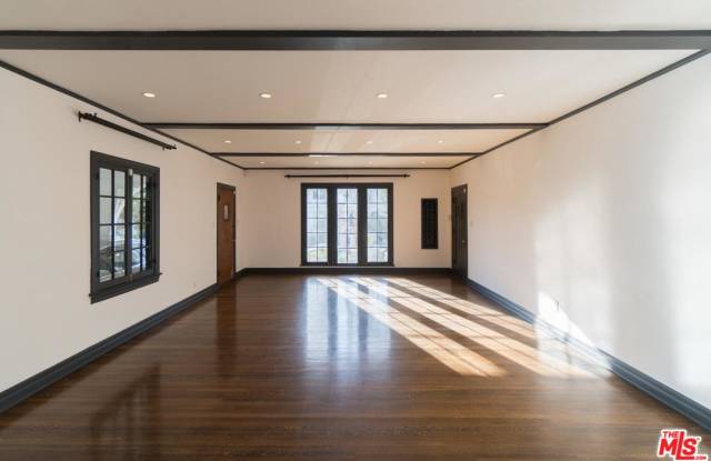 340 North MANSFIELD Avenue Gallery 4