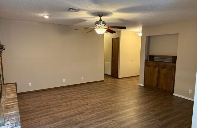 Nicely updated 3 Bed 2 Bath Single family home Gallery 2