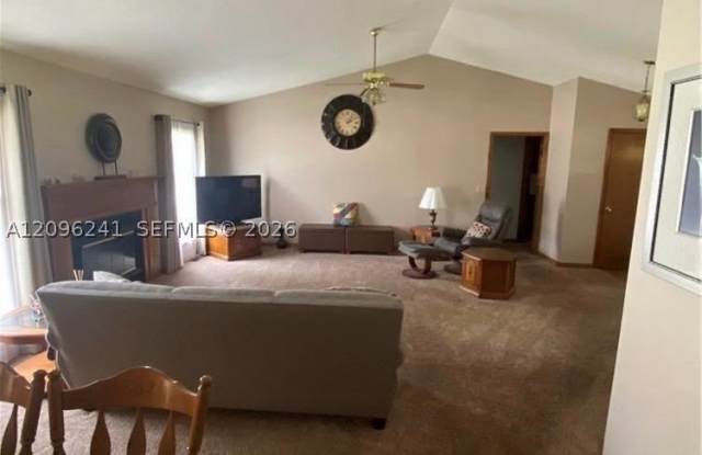 700 W Diane CtR, IL 62454 Gallery 1
