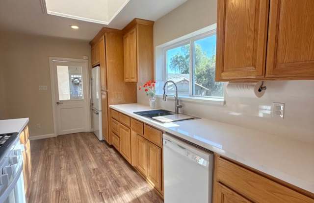 3 bedroom + 1 acre + shop Gallery 4