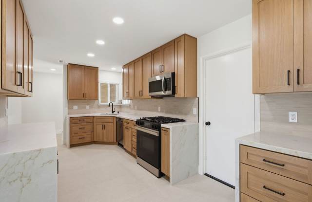 Flexible 5-Bedroom Home with BRAND NEW Designer Upgrades Gallery 4