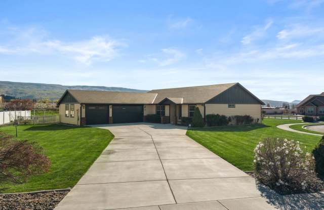 Located in Sunnyslope! 3+ beds, 2.5 baths, 3 car garage with open living spaces and huge yard! Gallery 1