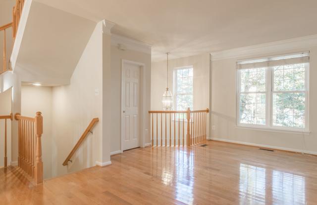 Gorgeous 3 Bed 2.5 Bath Brick Townhome with Deck + Patio In Beautiful South Riding Gallery 3