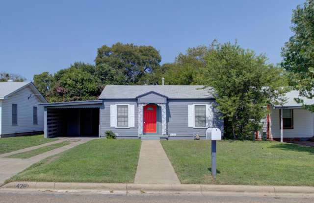 Now Available | Charming 2-Bedroom Home with Fenced Backyard in Cleburne, TX! Gallery 1
