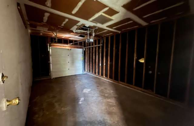 2210 Red Bud Cir Gallery 1