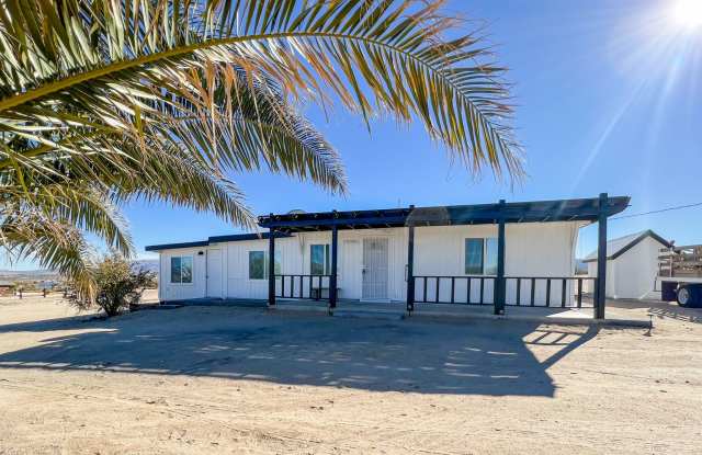 Newly Remodeled 3 Bedroom House on 5 Acres Gallery 1
