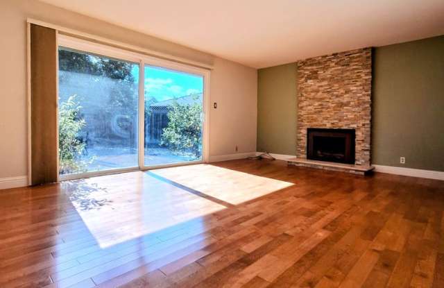 Beautiful 3bd Single Story House w/Large Yards & Attached Garage Gallery 4