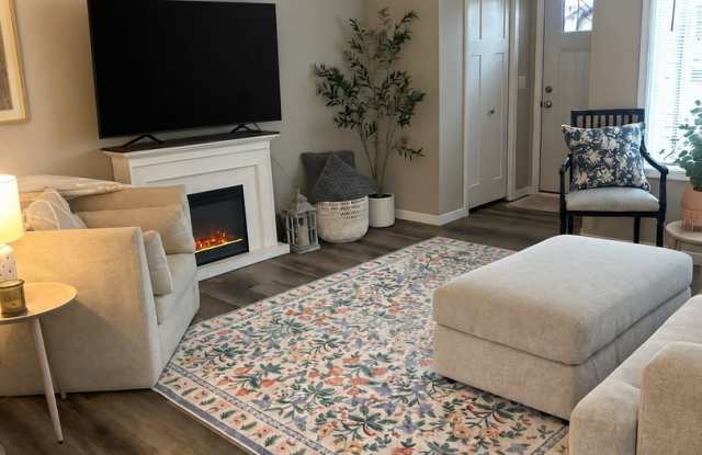 Like new, 3bd 3ba end unit town home for rent avail NOW Gallery 3