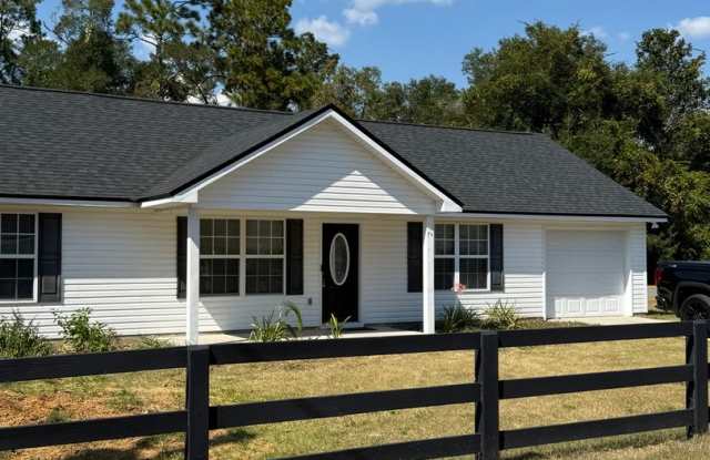 Charming 3BR House in Crawfordville - 74 Dan's Drive, Wakulla County, FL 32327