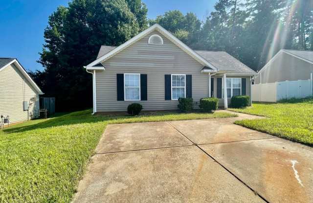 This lovely three bedroom two bath home in Charlotte, NC Gallery 3