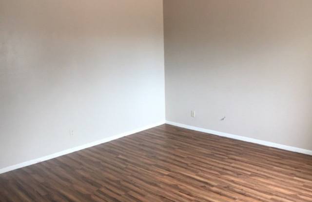 Check Out This Charming 3 bedroom 2 bathroom in South Scottsdale Neighborhood! Gallery 3