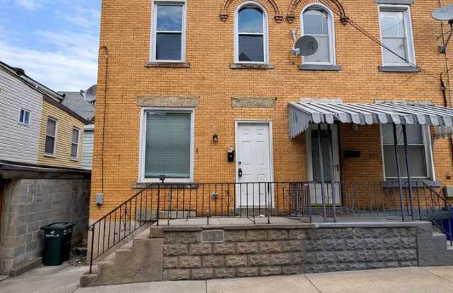 STUDENT HOUSING OPPORTUNITY - Bright and Updated 2 Bedroom 1.5 Bath House in Oakland photos photos STUDENT HOUSING OPPORTUNITY - Bright and Updated 2 Bedroom 1.5 Bath House in Oakland photos photos