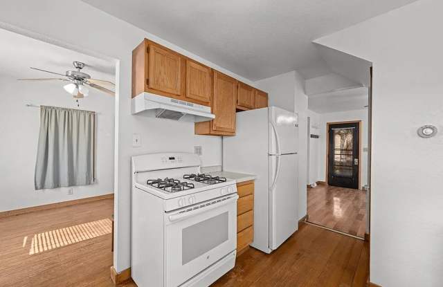 Cozy Clinton Home With Large Yard and Convenient South Bluff Location! Gallery 3