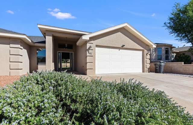 Spacious 4 Bedroom 2 Bath House near Golf Course Gallery 4