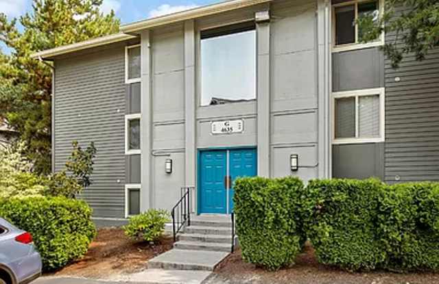 Location, Location, Location 3-bedroom Sammamish Bluffs Condo - 4635 West Lake Sammamish Parkway Southeast, Issaquah, WA 98027