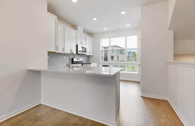 1283 Lakepointe Drive Gallery 4