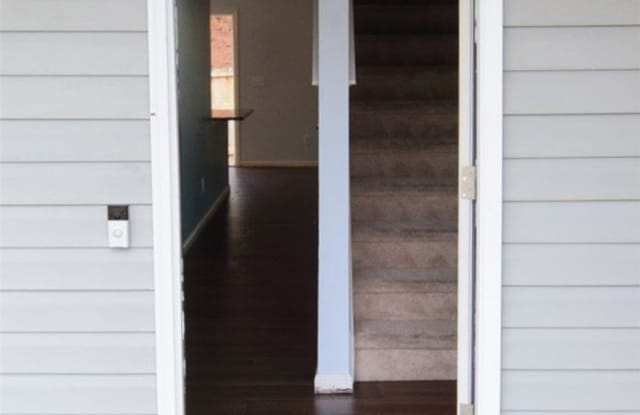 140 Hallow Oak Street Gallery 2