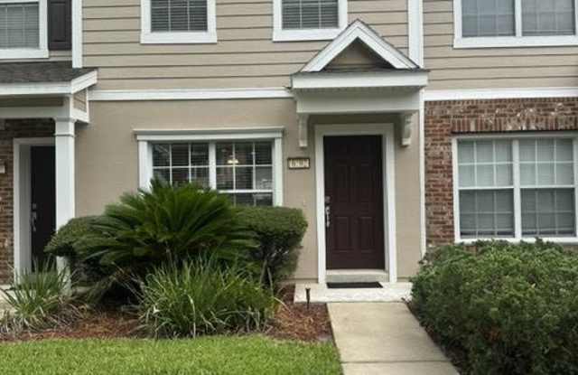 6592 Arching Branch Circle Gallery 1
