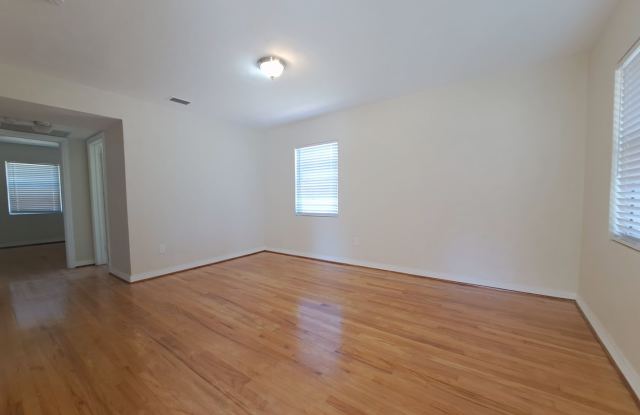 Don't miss this lovely 2 Bedroom / 2 Bath Home for Rent in Lakeland, FL! Gallery 2