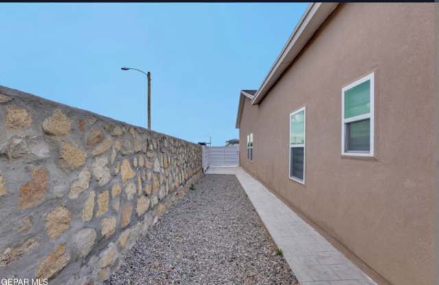 STUNNING 5 BEDROOM 3 BATHROOM HOME IN HORIZON CENTER NEIGHBORHOOD Gallery 4
