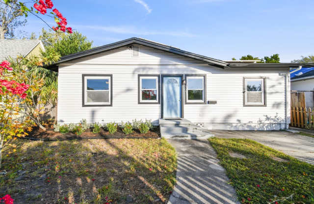 Charming 3 bed 2 bath North Kenwood home with updated kitchen and bathrooms. photos photos