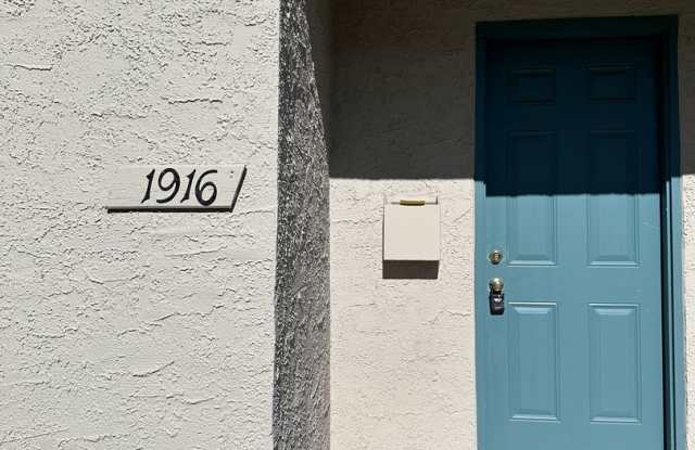 Downtown Duplex with One Car Garage and Fenced Backyard Gallery 3