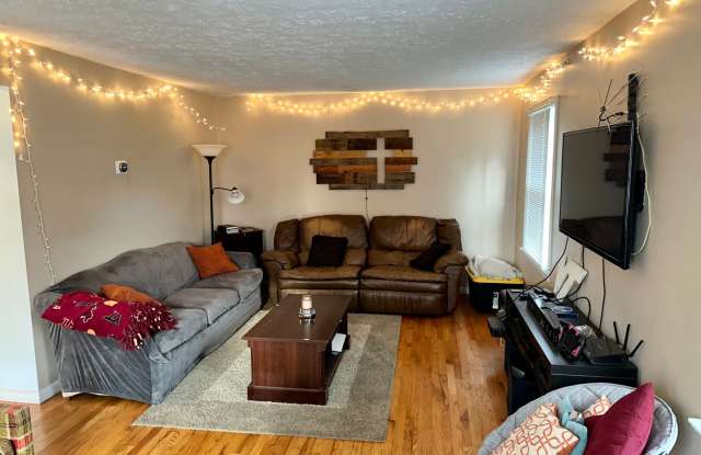 Spacious Corner Town Home With Large Yard Gallery 4