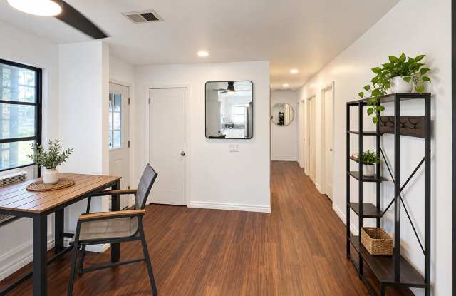 Charming 4 bedroom with California room Gallery 4
