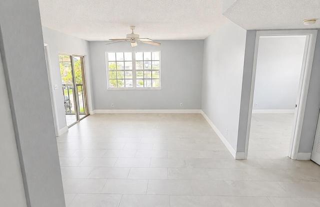 1560 SE ROYAL GREEN Circle photos photos