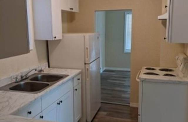 Move in special- 1/1 remodeled Cottage with bonus room Gallery 3