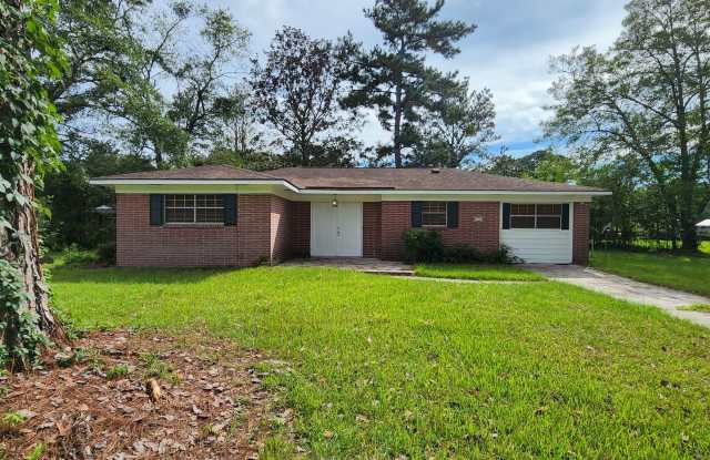 *Available Now* 3 bedroom 1.5 house with open floor plan. photos photos
