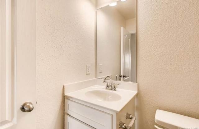 Lovely 3 bedroom/2.5 bath townhome Gallery 3