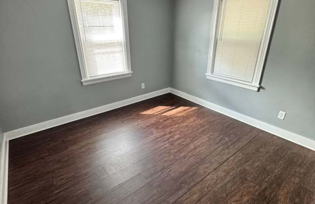 3 Bed 1 Bath House with Huge Yard! Gallery 4