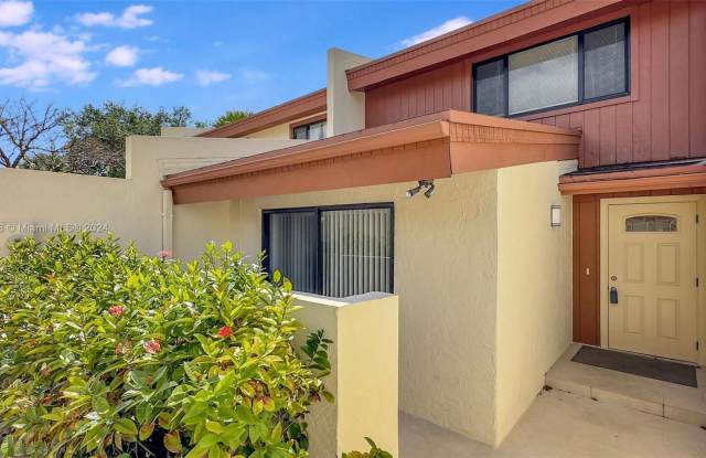 10648 SW 76th Ter - 10648 Southwest 76th Terrace, Kendall, FL 33173