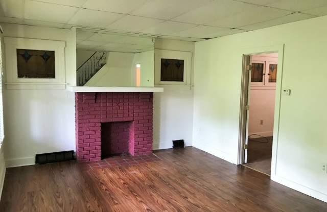 LARGE, RECENTLY UPDATED HOME AVAILABLE FOR AUGUST 2025! photos photos