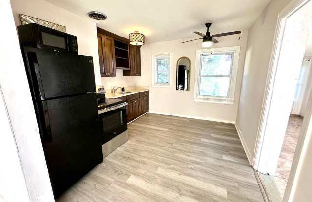 Charming Dunedin Retreat: 2BR Home with Sunroom  Garage! Gallery 4