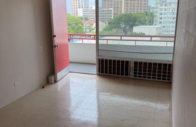 Desirable location - Spacious 1BR/1Ba/1 Prkg Near Ala Moana.  Available Now! Gallery 3
