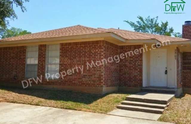 Cozy 2-Bed, 2-Bath Duplex for Rent in Arlington - 2505 Windy Pine Lane, Arlington, TX 76015