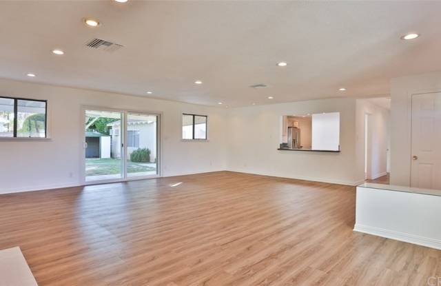 23122 Victory Boulevard Gallery 4