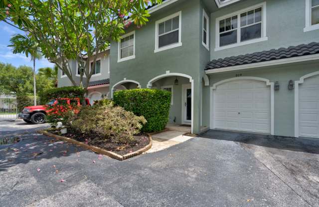 TWO WEEKS FREE! GORGEOUS townhouse updated top to bottom 3 bed 2.5 bath - 804 Southwest 4th Avenue, Fort Lauderdale, FL 33315