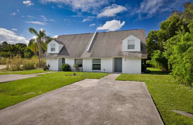 **Pet Friendly 2 Bedroom Duplex in San Carlos - Large Backyard** - 17446 Dumont Drive, San Carlos Park, FL 33967