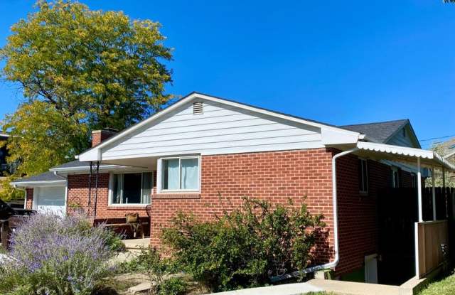 Available for 2026-2027 Fall Pre-Leasing! 5 bedroom house with massive backyard photos photos