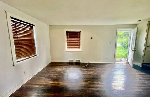 Exquisite 3 Bed, 1 Bath Retreat at 5705 Hilltop, Verona, PA Gallery 3